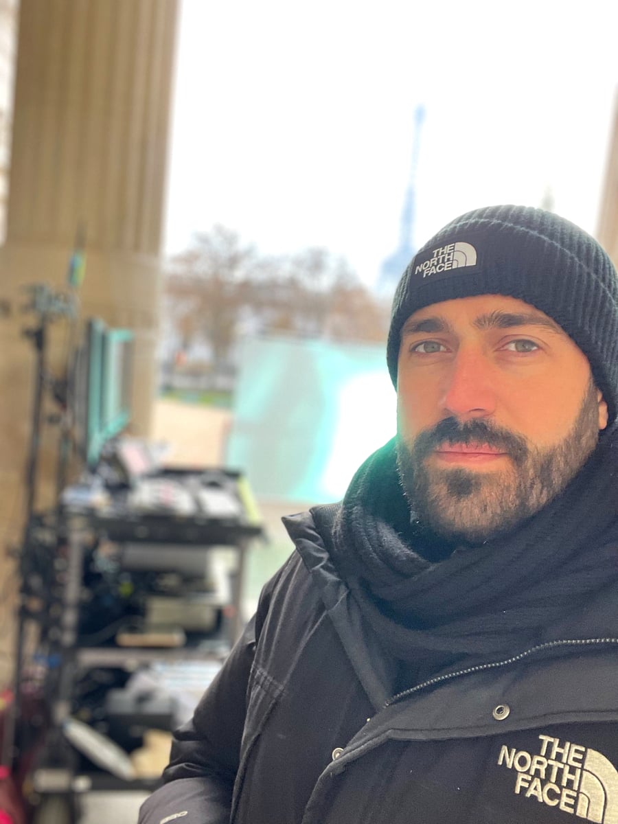 Nicolas Diaz sur un plateau, la tour Eiffel au loin.
